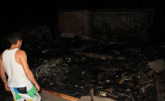 Se quemó una prefabricada y creen que fue intencional Se quemó una prefabricada y creen que fue intencional