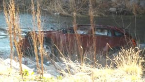Una bebé sobrevivió 13 horas en un auto que cayó a un río helado Una bebé sobrevivió 13 horas en un auto que cayó a un río helado