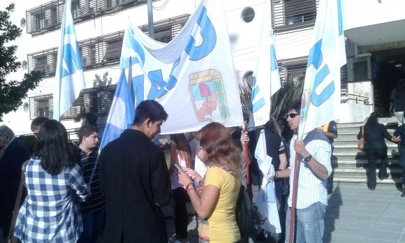 Los jóvenes militantes se agolparon en la puerta de la Legislatura Los jóvenes militantes se agolparon en la puerta de la Legislatura