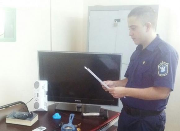 Un ladrón cae con el botín Un ladrón cae con el botín