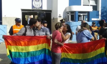 A los besos en la Central de Policía A los besos en la Central de Policía
