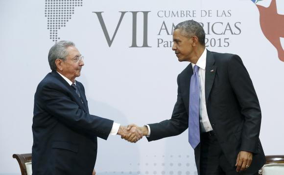 El histórico saludo de Raúl Castro y Obama El histórico saludo de Raúl Castro y Obama