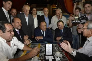 Scioli fue a Santa Fe y sueña con otro triunfo Scioli fue a Santa Fe y sueña con otro triunfo