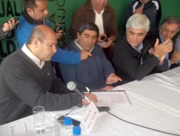 La UCR mete presión y habla de expulsar rebeldes La UCR mete presión y habla de expulsar rebeldes