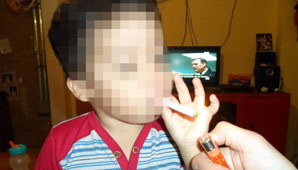 Indignación por una mujer que hace fumar a su bebé Indignación por una mujer que hace fumar a su bebé