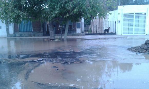 Por la rotura de un caño cedió el pavimento y se anegaron varias casas en Trinidad Por la rotura de un caño cedió el pavimento y se anegaron varias casas en Trinidad