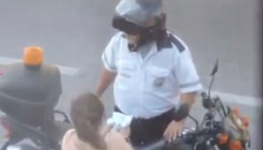 Policía de tránsito fue filmado recibiendo una coima Policía de tránsito fue filmado recibiendo una coima