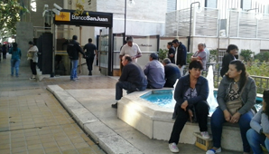 Los bancos, atestados en la previa al fin de semana largo Los bancos, atestados en la previa al fin de semana largo