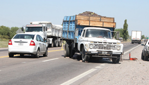 Ruta 40: un camión perdió la rueda y tardaron varias horas en sacarlo de la calzada Ruta 40: un camión perdió la rueda y tardaron varias horas en sacarlo de la calzada