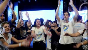 Eufórica espera de La Cámpora frente al búnker del FPV Eufórica espera de La Cámpora frente al búnker del FPV