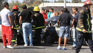 Un choque entre 2 autos y una moto dejó un muerto como saldo Un choque entre 2 autos y una moto dejó un muerto como saldo