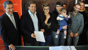 Un bebé con tres apellidos, el de las dos madres y el del padre Un bebé con tres apellidos, el de las dos madres y el del padre