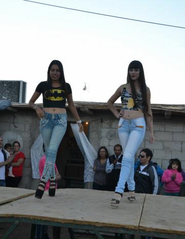 Modelos solidarias con los pobladores de Cochagual Modelos solidarias con los pobladores de Cochagual