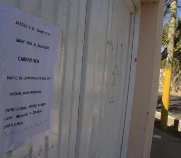 Pese al revuelo, un sacerdote echado de la Iglesia da misa Pese al revuelo, un sacerdote echado de la Iglesia da misa