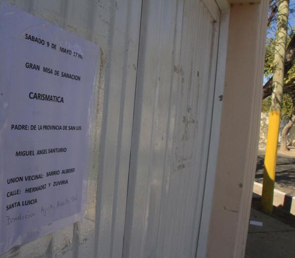 Pese al revuelo, un sacerdote echado de la Iglesia da misa Pese al revuelo, un sacerdote echado de la Iglesia da misa