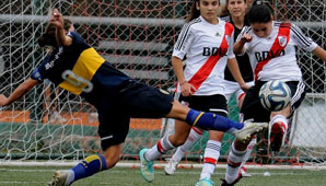 Las chicas de Boca y River también se molieron a patadas Las chicas de Boca y River también se molieron a patadas