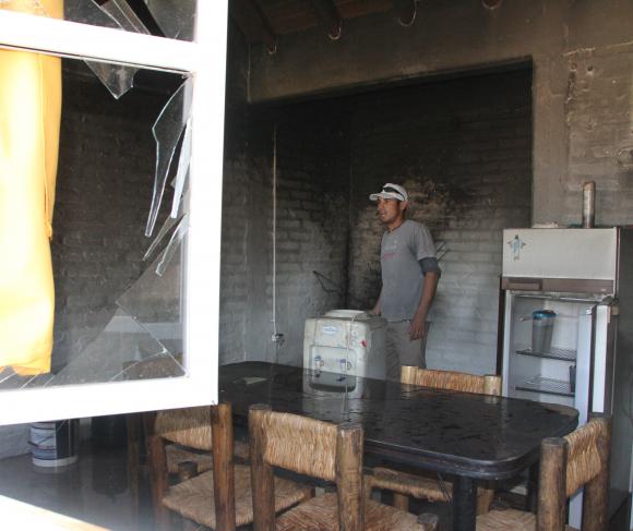 Robaron y prendieron fuego en una capilla de Angaco Robaron y prendieron fuego en una capilla de Angaco
