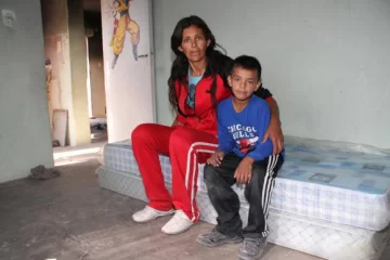 Duermen en el fondo tras un robo e incendio en su casa Duermen en el fondo tras un robo e incendio en su casa