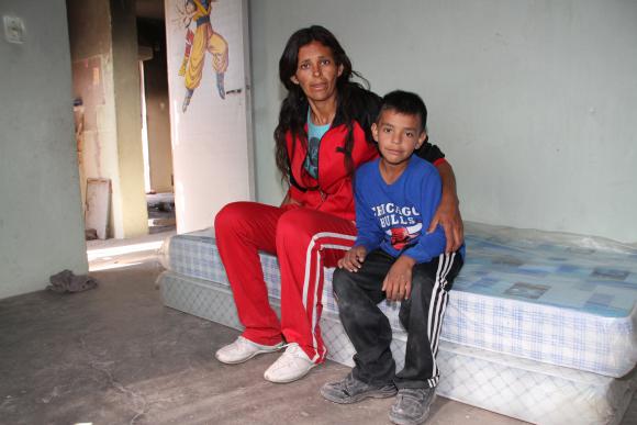 Duermen en el fondo tras un robo e incendio en su casa Duermen en el fondo tras un robo e incendio en su casa