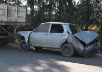 Terminó herido tras volcar con su auto Terminó herido tras volcar con su auto
