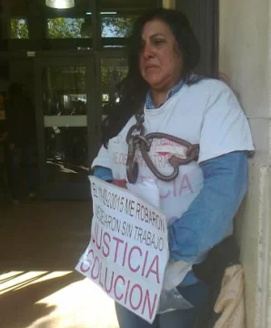 Con una cadena, protesta por un robo que, dice, la dejó sin nada Con una cadena, protesta por un robo que, dice, la dejó sin nada