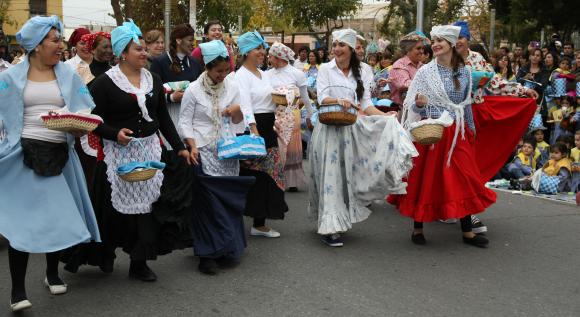 Los padres que hicieron el aguante en el desfile patrio Los padres que hicieron el aguante en el desfile patrio
