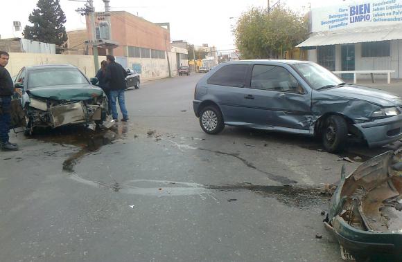 Fuerte choque sin heridos Fuerte choque sin heridos