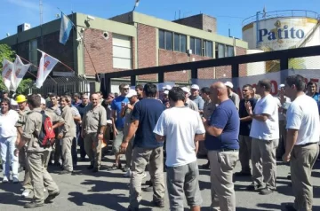 Los trabajadores aceiteros bloquean puertos rosarinos Los trabajadores aceiteros bloquean puertos rosarinos