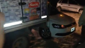 Corrieron con un camión un auto que tapaba un garaje Corrieron con un camión un auto que tapaba un garaje