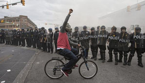 Culpan de asesinato a 6 policías por la muerte del joven negro Culpan de asesinato a 6 policías por la muerte del joven negro