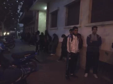 Fanáticos ya esperan por entradas para la Selección Fanáticos ya esperan por entradas para la Selección