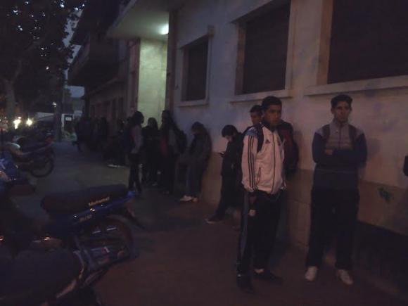 Fanáticos ya esperan por entradas para la Selección Fanáticos ya esperan por entradas para la Selección