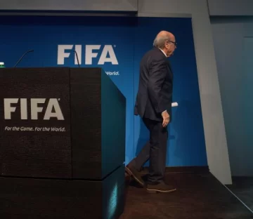 Blatter pateó el tablero y renunció Blatter pateó el tablero y renunció