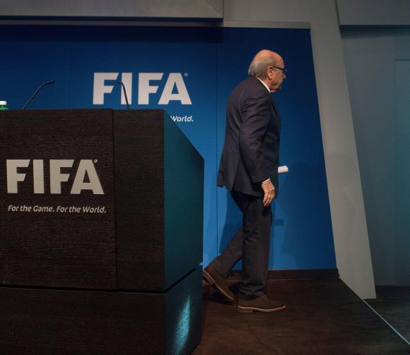 Blatter pateó el tablero y renunció Blatter pateó el tablero y renunció