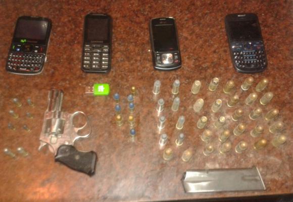 Hallan droga, arma y balas Hallan droga, arma y balas