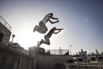 Un chico de 12 años murió mientras practicaba parkour Un chico de 12 años murió mientras practicaba parkour