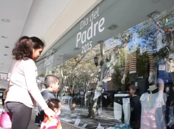 El comercio abre el feriado nacional para no perder ventas El comercio abre el feriado nacional para no perder ventas