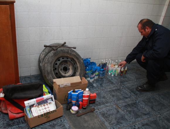 Roban cosas de un auto y dos caen Roban cosas de un auto y dos caen