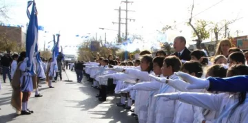 Cuatro cuadras de alumnos por lealtad a la enseña patria Cuatro cuadras de alumnos por lealtad a la enseña patria