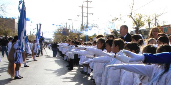 Cuatro cuadras de alumnos por lealtad a la enseña patria Cuatro cuadras de alumnos por lealtad a la enseña patria