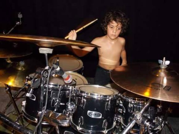 El ‘mini’ baterista metalero que ya tocó hasta en Chile El ‘mini’ baterista metalero que ya tocó hasta en Chile