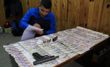 Con arma policial y $11.000 robados Con arma policial y $11.000 robados