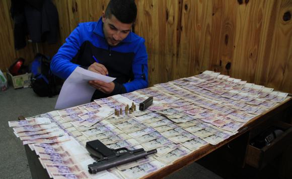 Con arma policial y $11.000 robados Con arma policial y $11.000 robados