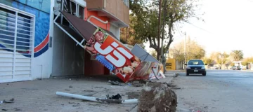 En una camioneta fuera de control, adolescentes arrasaron con la fachada de un mercado familiar En una camioneta fuera de control, adolescentes arrasaron con la fachada de un mercado familiar