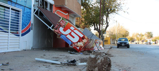 En una camioneta fuera de control, adolescentes arrasaron con la fachada de un mercado familiar En una camioneta fuera de control, adolescentes arrasaron con la fachada de un mercado familiar