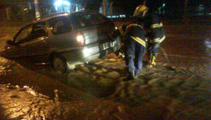 Por la rotura de un caño, cedió el pavimento y un auto terminó en un pozo Por la rotura de un caño, cedió el pavimento y un auto terminó en un pozo
