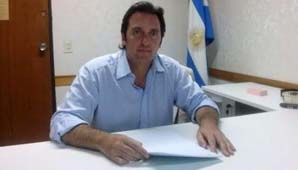 Cáceres dice que hace campaña entregando su número de celular a los vecinos Cáceres dice que hace campaña entregando su número de celular a los vecinos