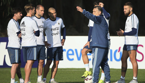 Martino probó con Mascherano como central Martino probó con Mascherano como central