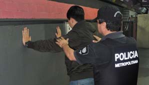 Intentó arrojar a las vías del subte a su pareja y fue detenido Intentó arrojar a las vías del subte a su pareja y fue detenido