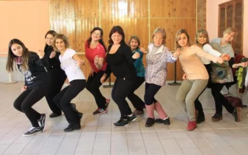 Las chicas se pelean por bailar Las chicas se pelean por bailar